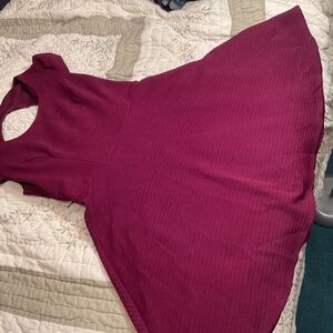 Maroon key hole opening in back of dress.  Zippered close. Size 9